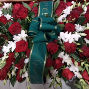 Copricassa rose rosse e dendrobium bianco